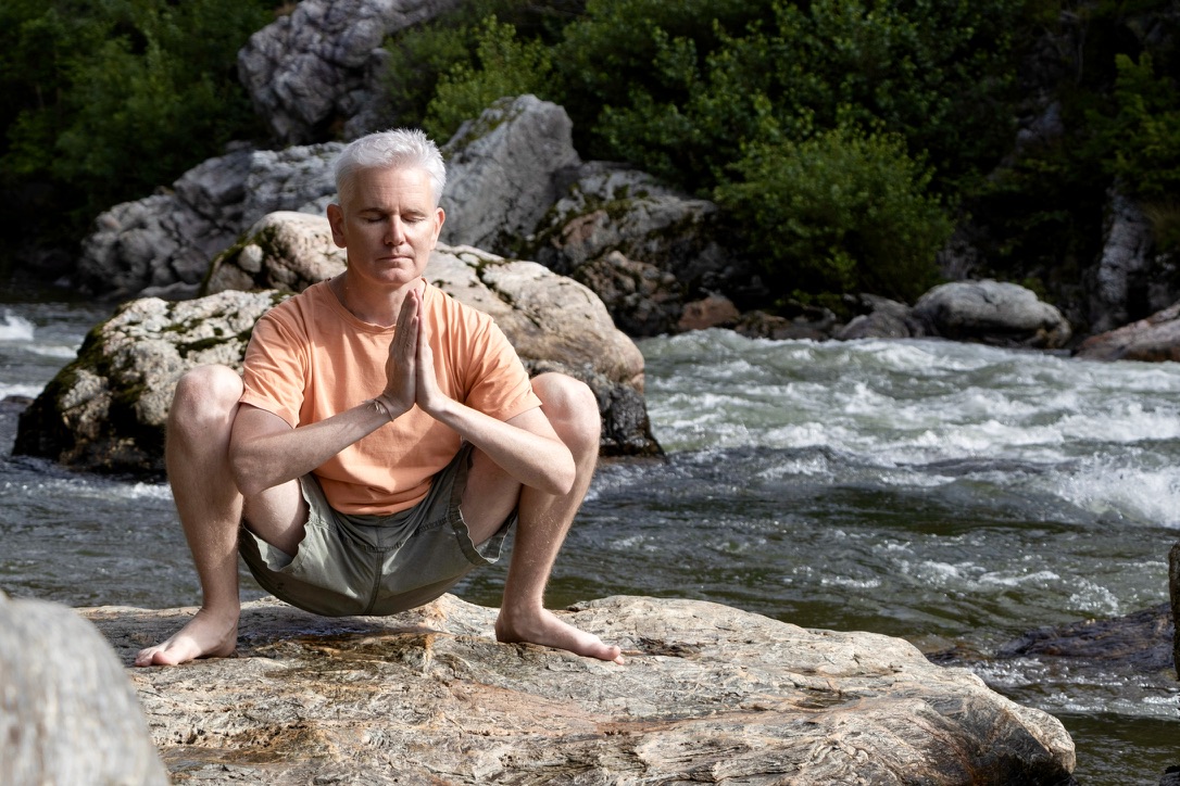 Préparation pour la pince lors du cours de yoga à Biarritz à l'Espace Lehena